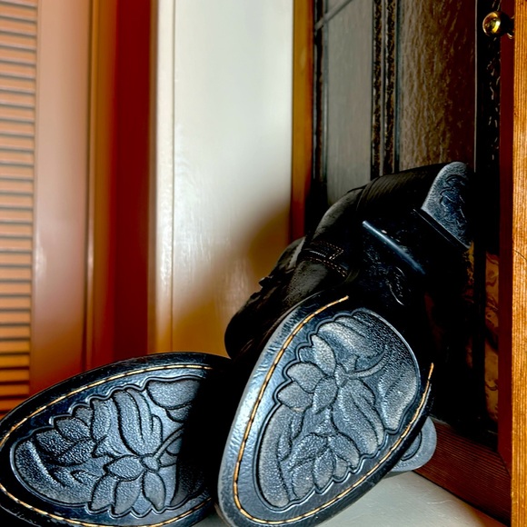 BOC BORN black ankle boots. Size 7M - Picture 6 of 10